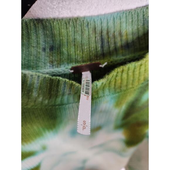Green Tie-Dye Women's Sweater - Picture 6 of 7